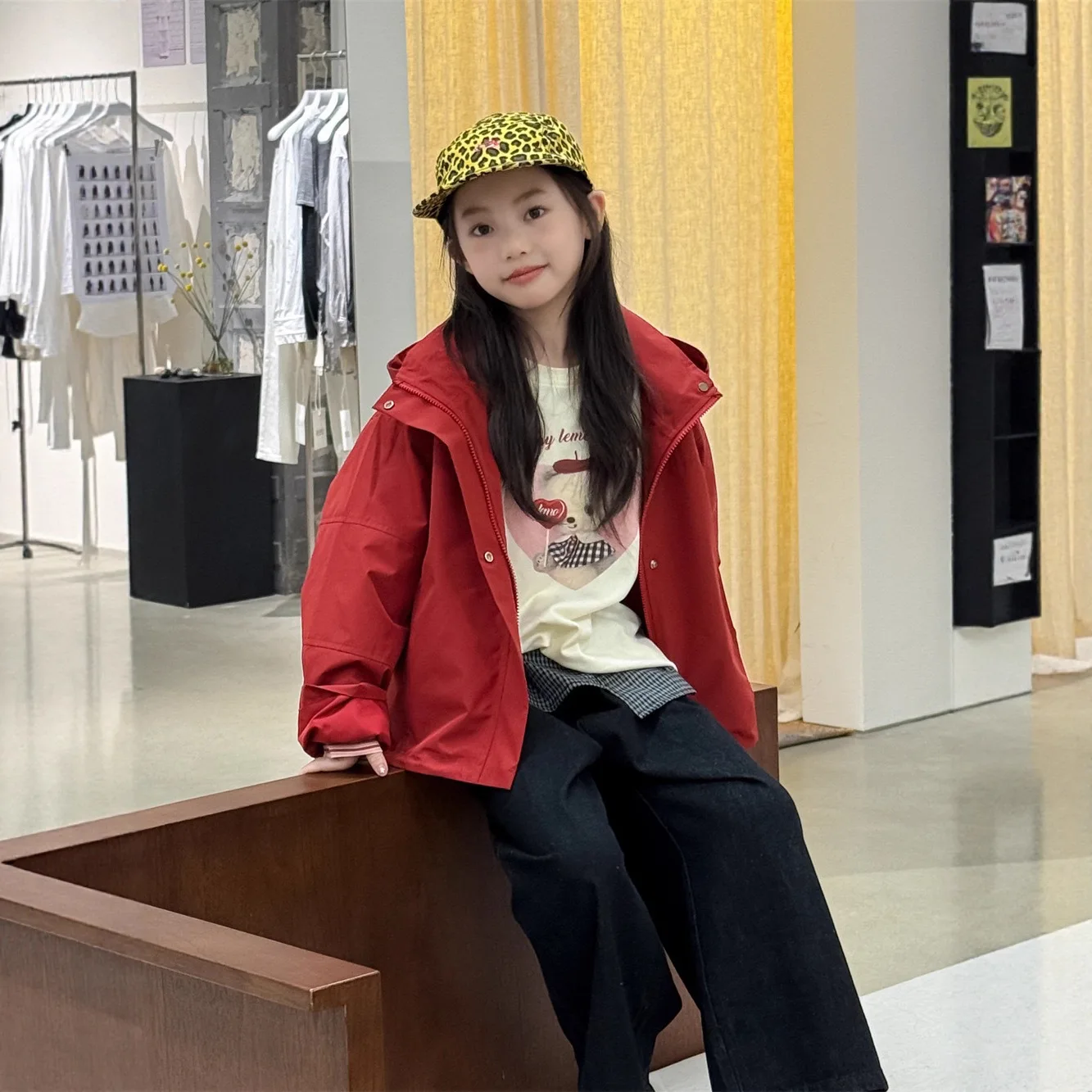 

Верхняя одежда для девочек, осень 2023, новая корейская версия, куртка-пулемет, повседневная уличная куртка с капюшоном, модная ветровка