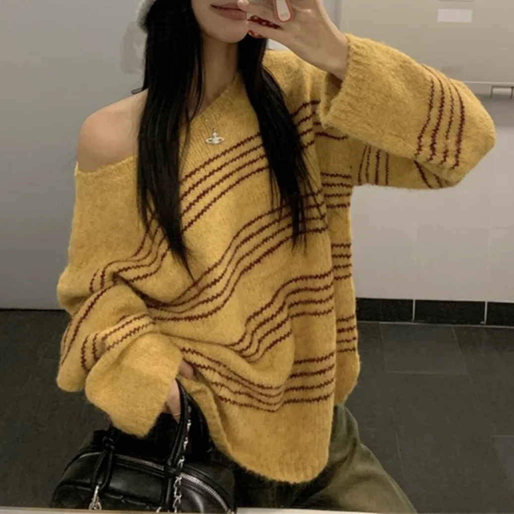 

Свободный полосатый свитер с открытыми плечами для женщин на осень и зиму со свободным стилем и непринужденной спинкой для верхней одежды