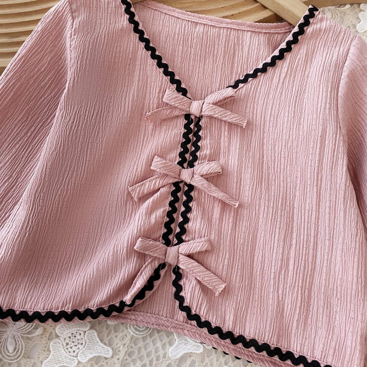 Kinderanzug, einfarbig, V-Ausschnitt, Strickjacke mit Schleife, Hose mit weitem Bein, 2-teilig, süßer, lässiger Stil – Detail 4
