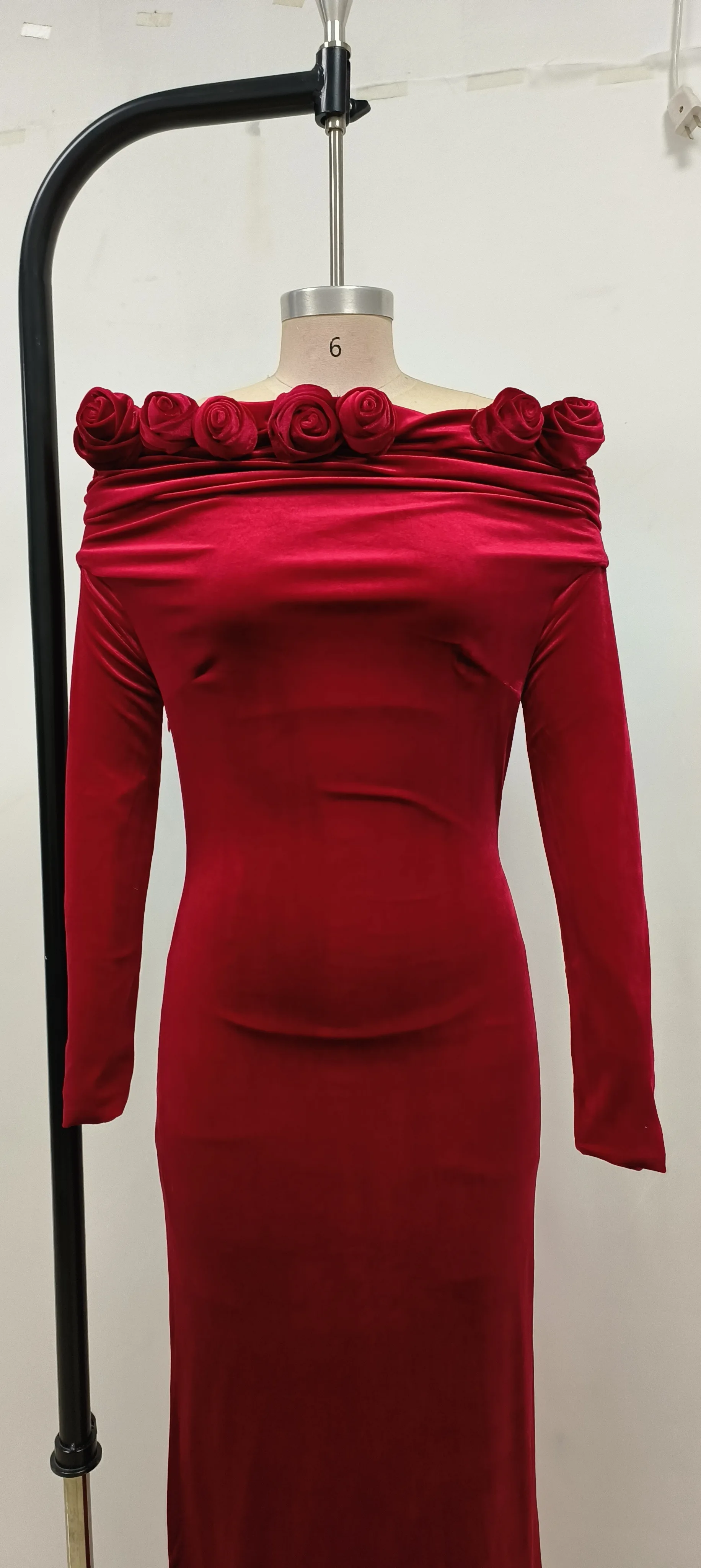 Vestido largo sexi de manga larga con hombros descubiertos y flores en 3D para mujer, vestidos con cuello oblicuo de terciopelo rojo, vestido de fiesta de noche y Navidad