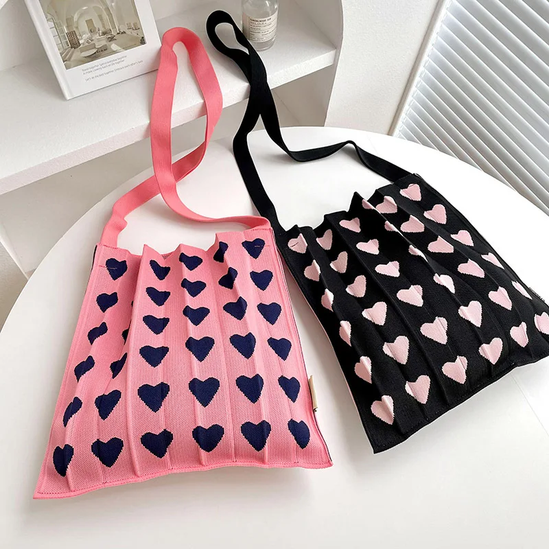 Borsa a tracolla pieghevole con motivo a cuore in stile coreano estivo in maglia intrecciata a mano regalo di san valentino nero rosa morbido Tote Casual all'ingrosso