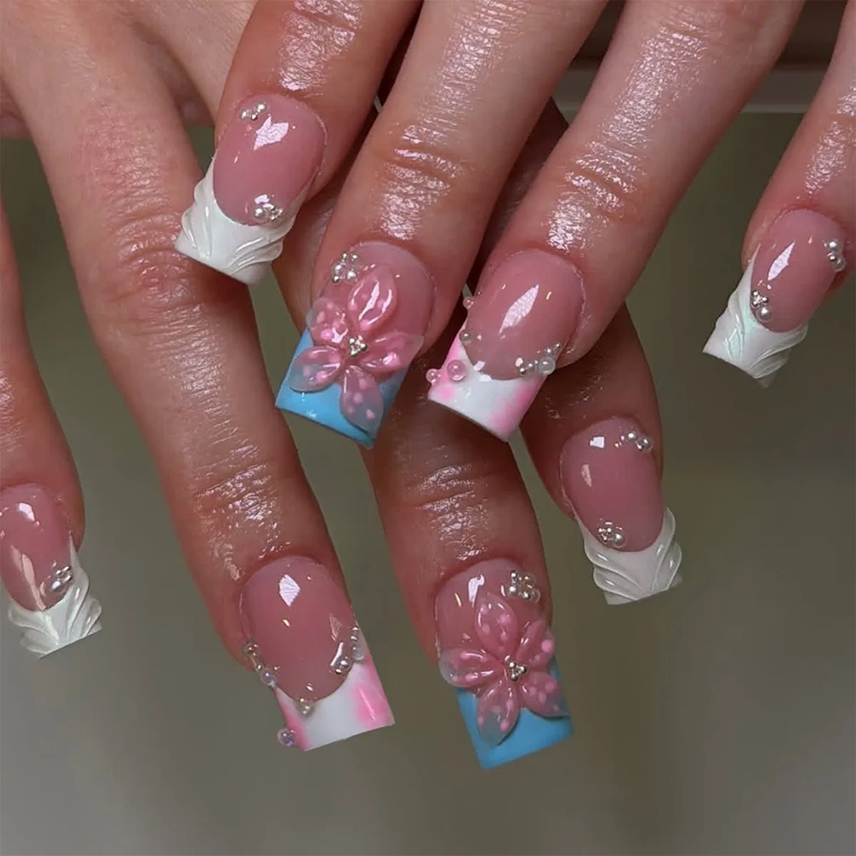 

24pcs Short Square Finished Fake Nails White French with Pearl Shell Design Stick on Nail Flower Press on Nails Tips False Nail