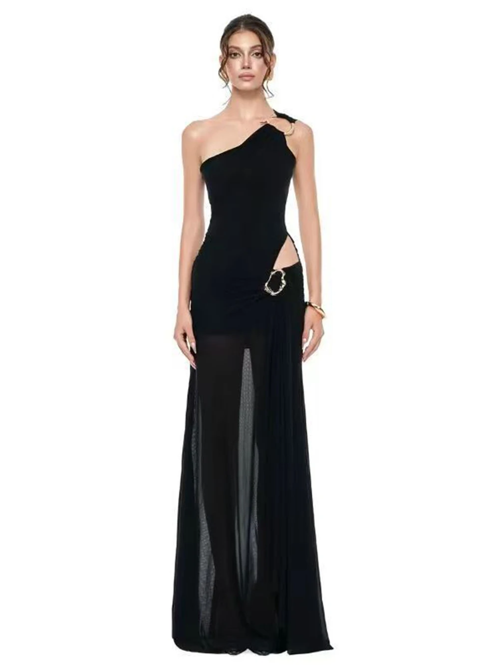 

Усовершенствованное новое легкое и зрелое платье с наклонными плечами для пикантной девушки с полой талией и сетчатыми прозрачными банкетными платьями