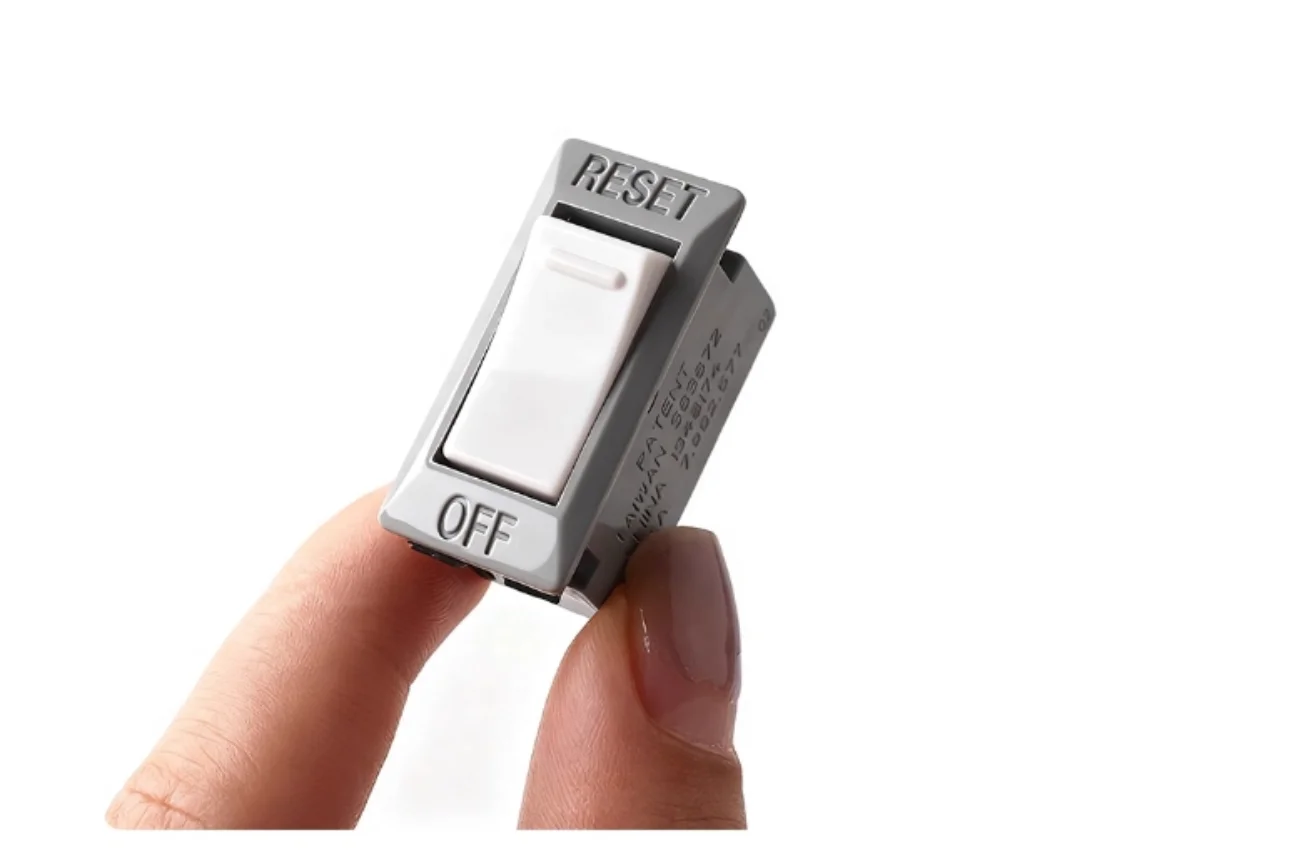 2 buah saklar beban berlebih tipe kapal 10A250V pelindung arus dua dalam satu dengan lubang 13 * 29, saklar reset satu tombol