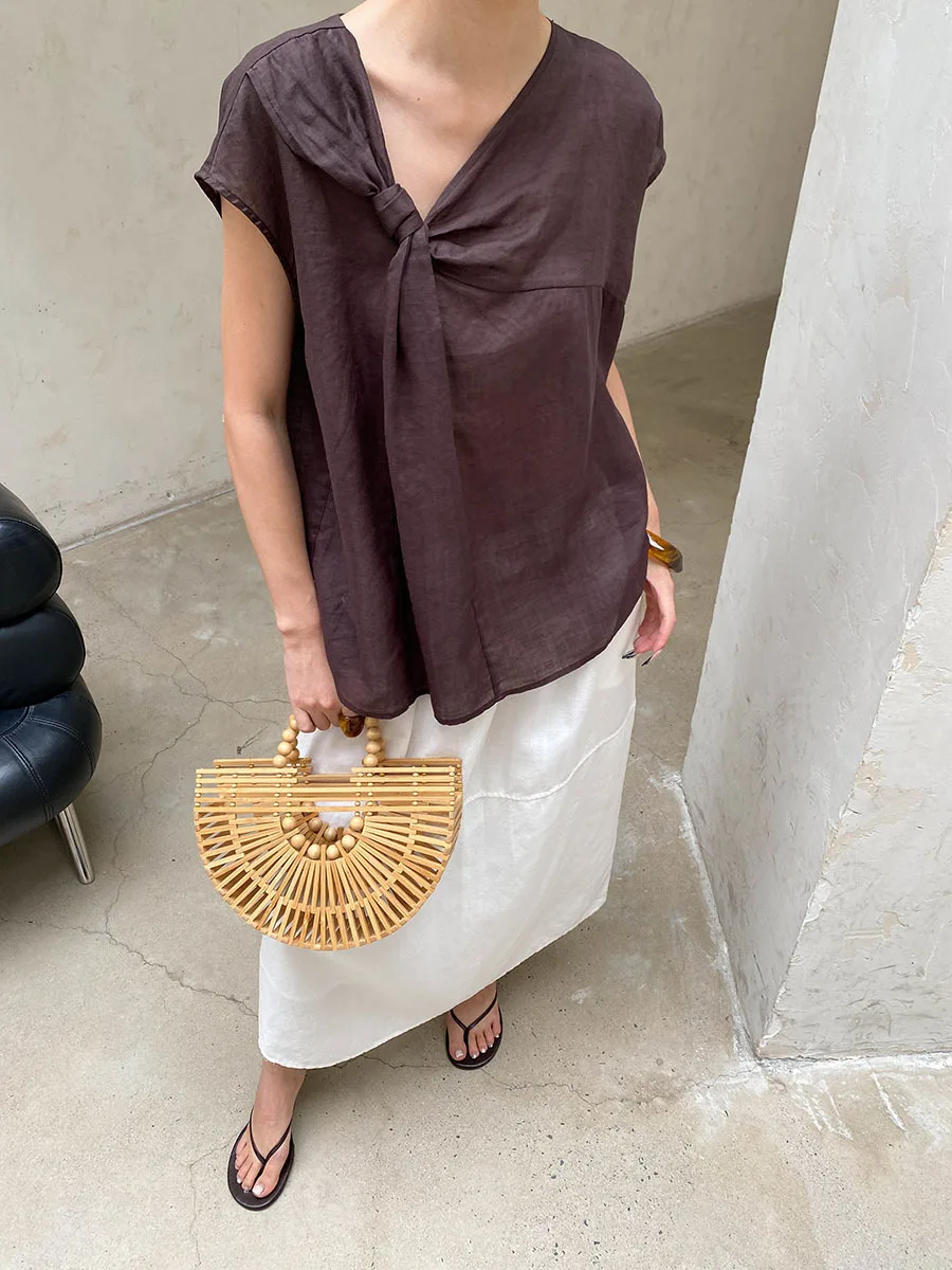 Sommerliches Damen-Shirt in unregelmäßiger, einfarbiger Ausführung mit gedrehten, lockeren und schmal geschnittenen Ärmeln. – Detail 21
