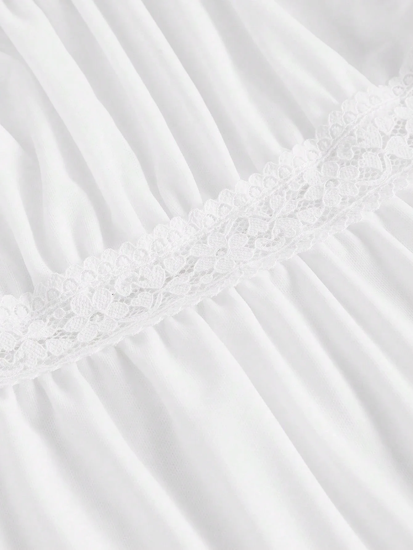 

Белая футболка с квадратным вырезом, пышными рукавами, кружевной отделкой и завязками спереди