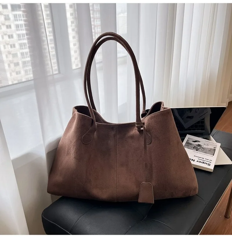 Damen-Schultertasche aus braunem Kunstwildleder, Lässiger Minimalistischer Stil für Tägliche Aufgaben, Wochenendausflüge & Alltägliche Arbeitshandtasche – Detail 7