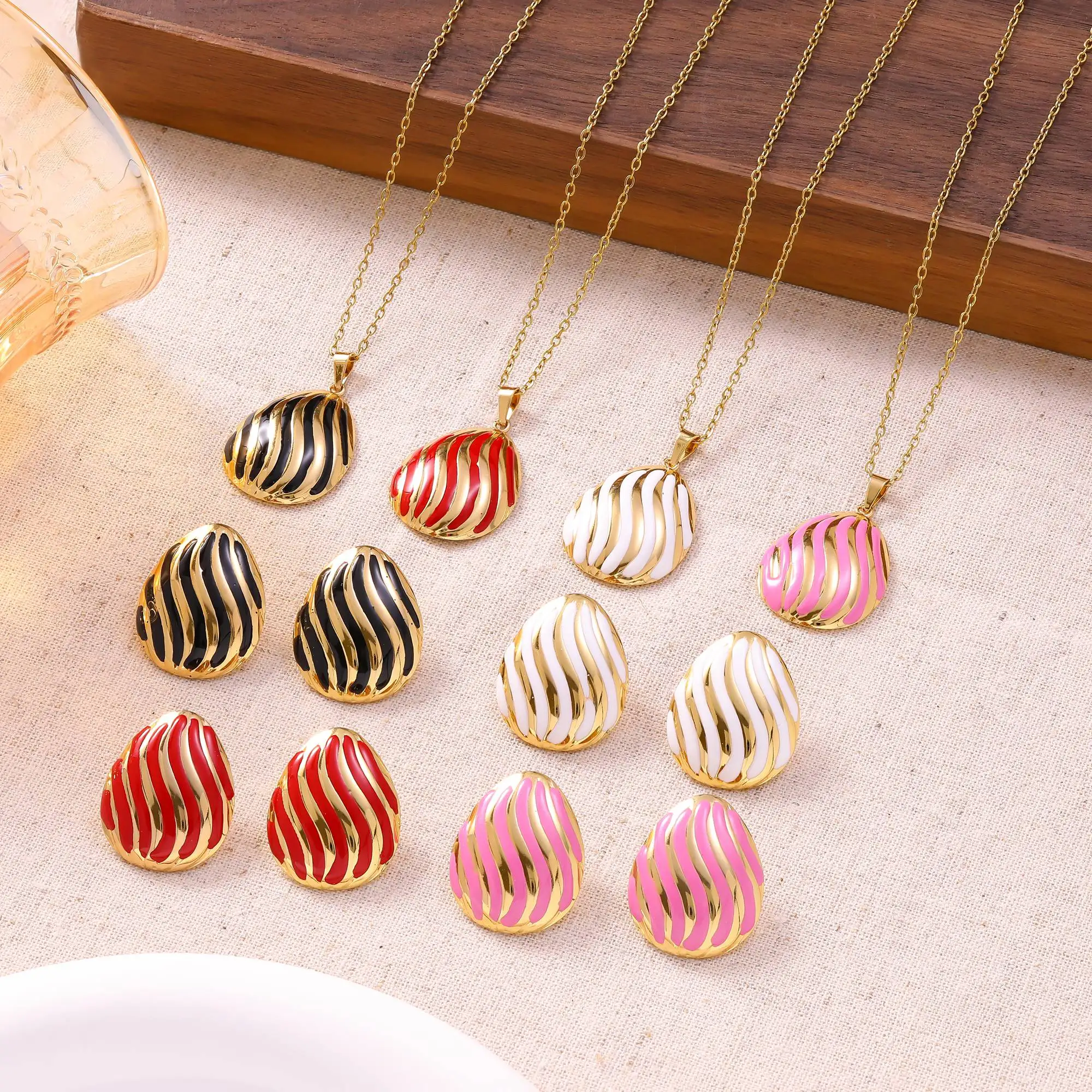 3-teiliges Edelstahl-Schmuckset mit Wellenmuster: Halskette und Ohrstecker für Damen, Modisches Party- und Hochzeitsgeschenk, Wasserfeste Accessoires