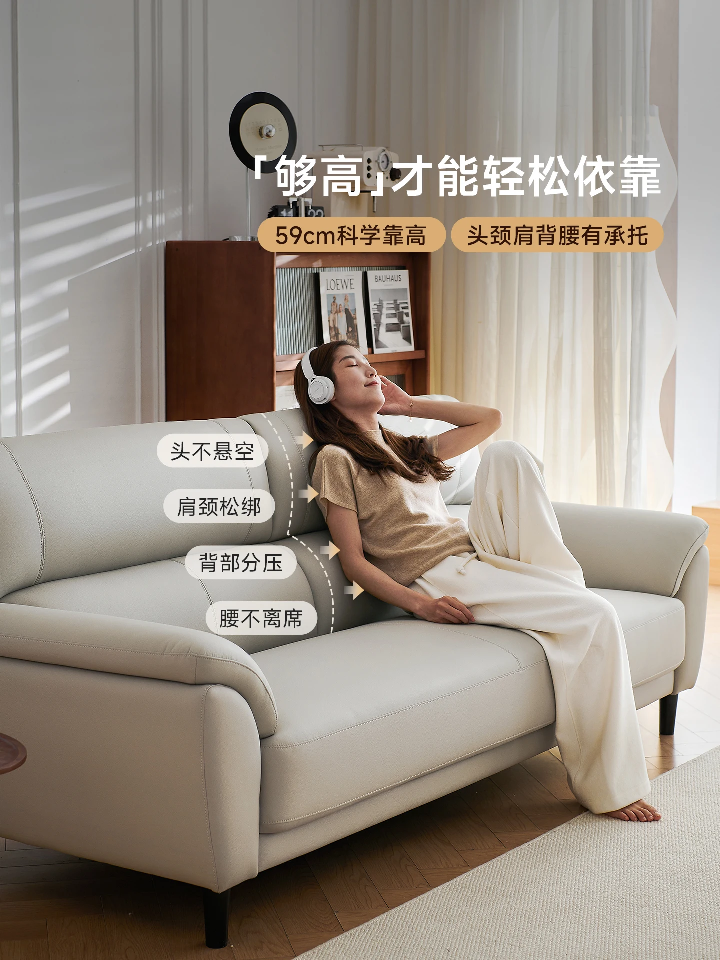 أريكة جلدية، شقة صغيرة، طبقة علوية مزدوجة من جلد البقر باللون الأزرق الكامل، غرفة معيشة حديثة وبسيطة بثلاثة مقاعد