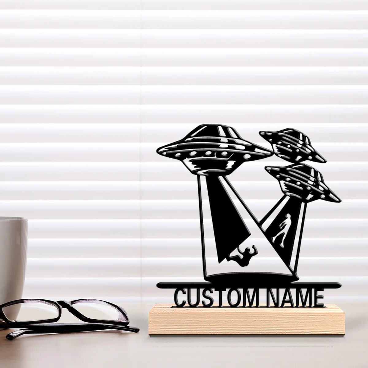 1 pièce – Statue métallique OVNI personnalisée et élégante avec base en bois moderne – Sculpture de bureau pour les amateurs de nature, idéale pour la cabane ou le bureau, style minimaliste