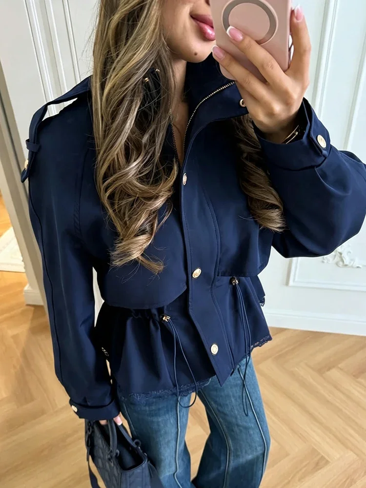 Elegante Jacke mit Spitzenbesatz am Rücken, Stehkragen, Kordelzug in der Taille, gerafften Puffärmeln, Herbst-Outfit für Damen. – Detail 11