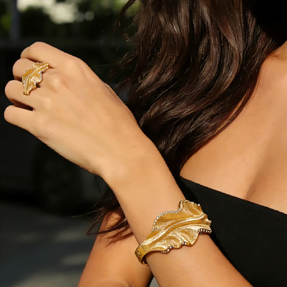 Damen-Armband- und Ring-Set mit grob gravierten Blättern, luxuriöser Schmuck aus Kupferlegierung, modisches Geschenk, geeignet für Geburtstagsfeiern. – Detail 6