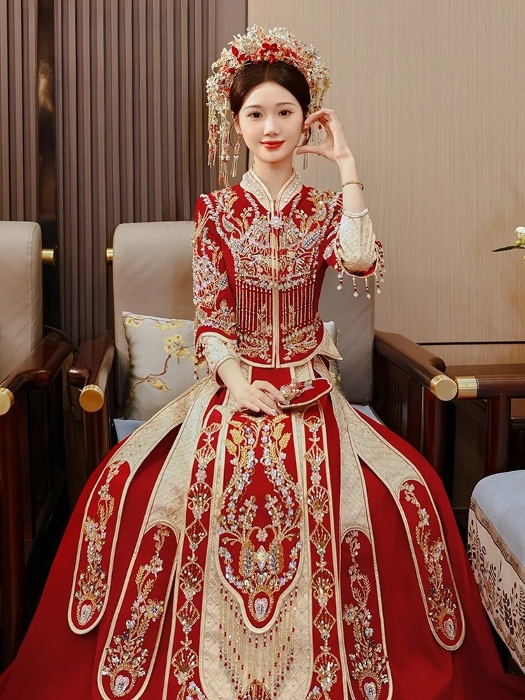 

The bride's new velvet wedding dress a traditional Chinese is heavy industry gown