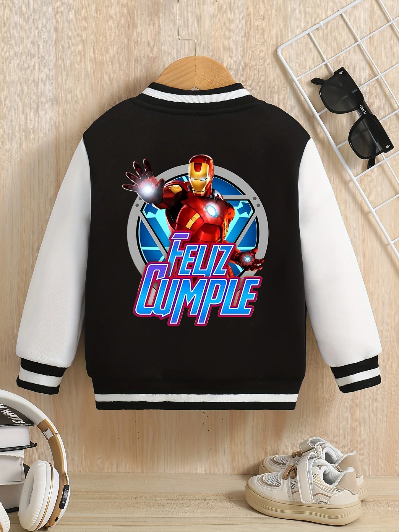 سترة بيسبول MINISO Marvel Boys - Iron Man رائعة، كلاسيكية باللونين الأسود والأبيض، قماش ناعم، دافئة ومريحة، عصرية، ماك #4