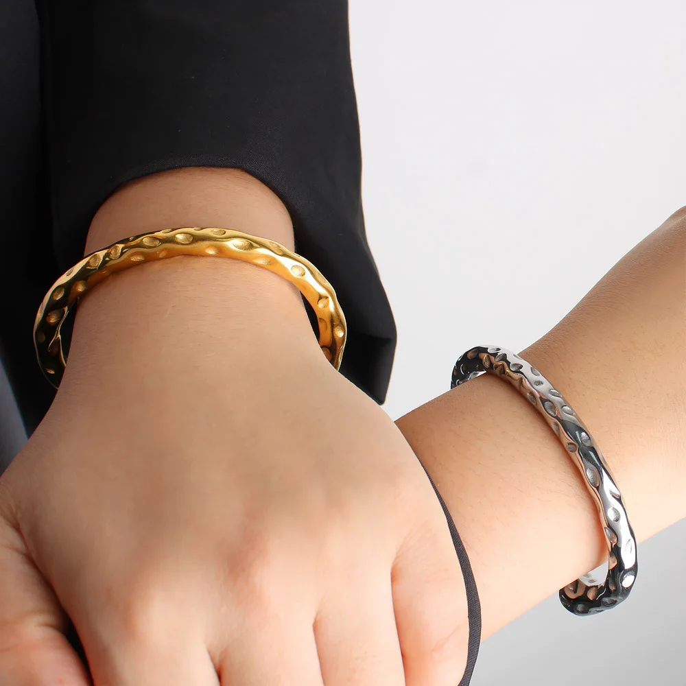 الأوروبية والأمريكية 2025 موضة جديدة بسيطة الراقية سوار مفتوح مطروق