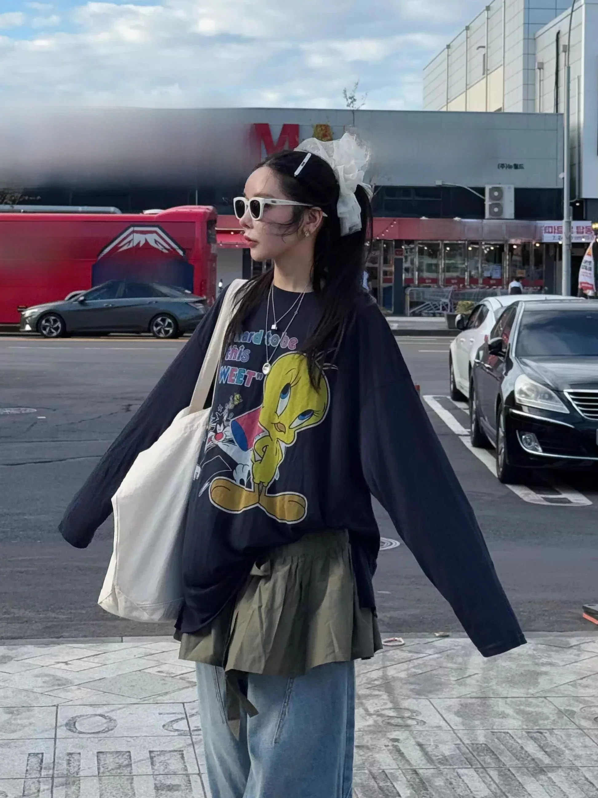 Wygodna, klasyczna koszulka damska z nadrukiem kreskówkowym, luźny krój, czysta bawełna, okrągły dekolt, uniwersalna odzież jesienna.