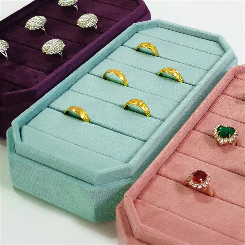 Wielokomorowa aksamitna taca ekspozycyjna na biżuterię - Ośmiokątny organizer na pierścionki i kolczyki na blat