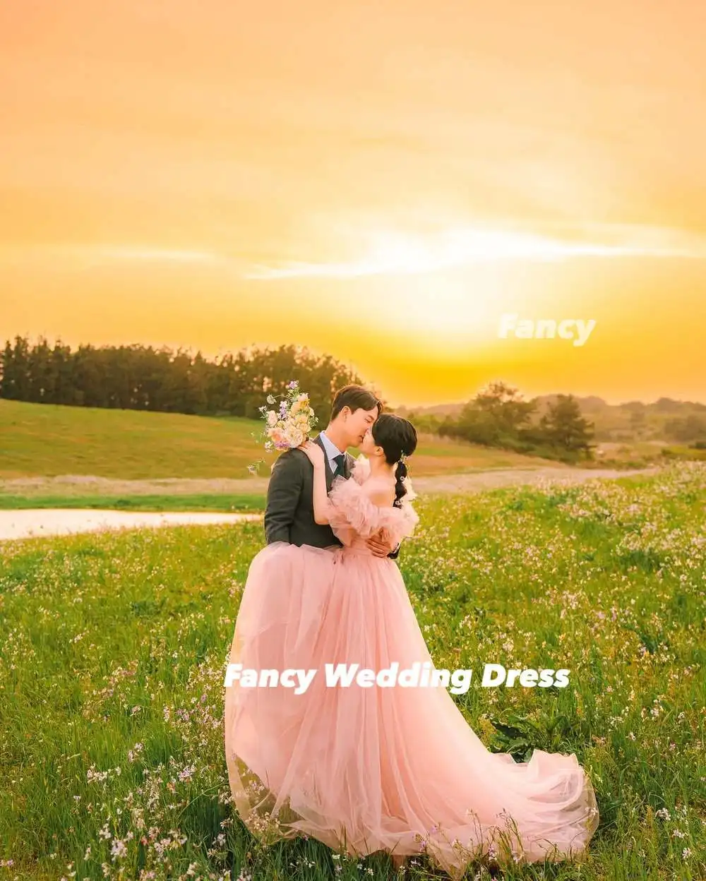 Elegancka, różowa suknia ślubna bez ramiączek w stylu koreańskim, idealna do sesji zdjęciowych, krój A-line, miękki tiul, suknia na studniówkę, gorset z tyłu, możliwość personalizacji.