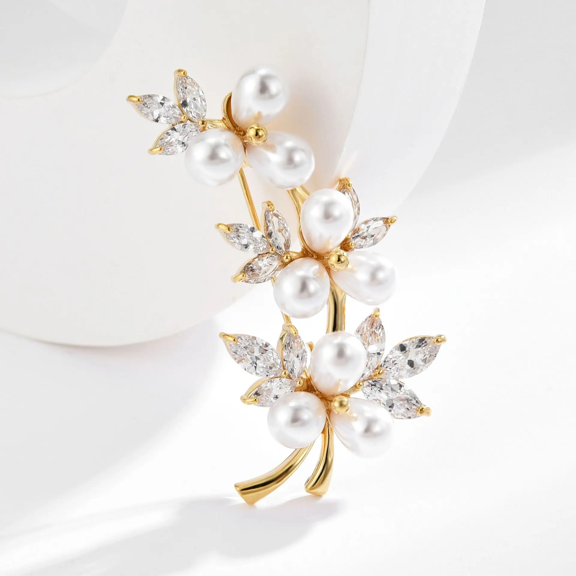 Luxury Delicate Vine Shaped Gold Plated Brooch Micro Pave Cubic Zirconia Imitation Pearl Lapel Pin Hanfu Accessory For Women Wed