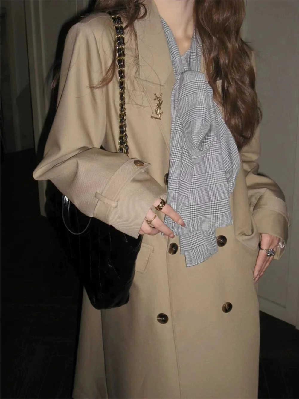 Retro Koreaanse stijl geruit overhemd voor dames met strikje ontwerp lente 2025, vroeg seizoen nieuwe innerlijke slijtage kantoor dame gelaagde tops