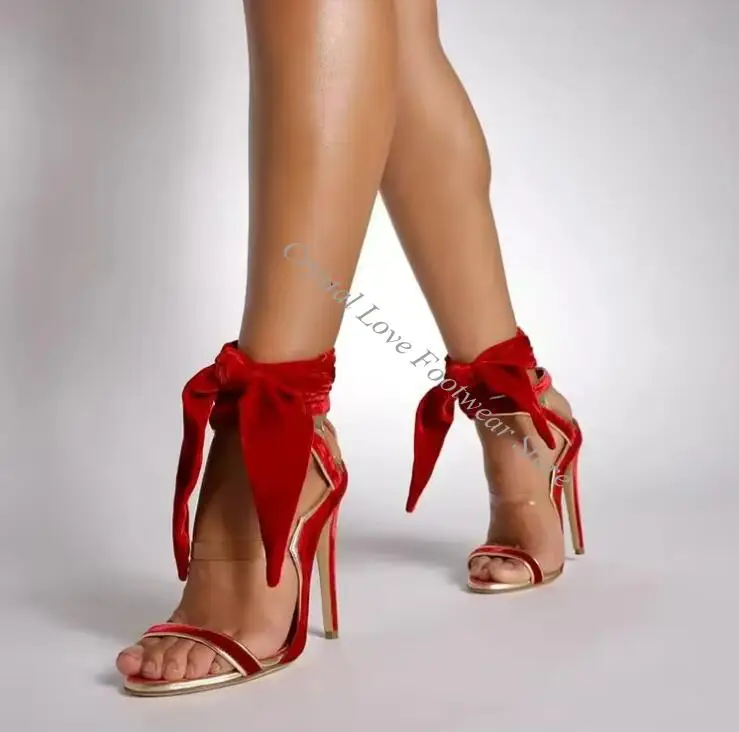 Sandalias de tacón alto con punta abierta y tiras de PVC de terciopelo verde con lazo frontal y tinta roja, bordes dorados y patchwork, para mujer, ideales para banquetes.