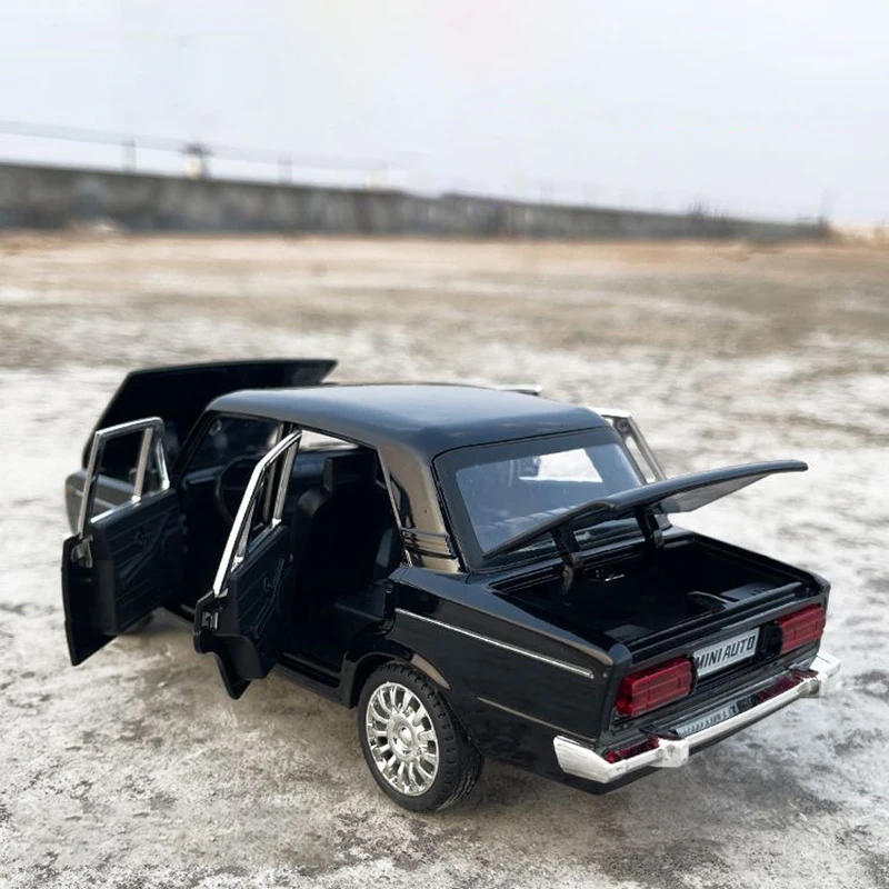 1:18 Russia LADA 2106 Alloy Model Car Toy Diecasts Casting Sound and Light Car Toys For Children Vehicle