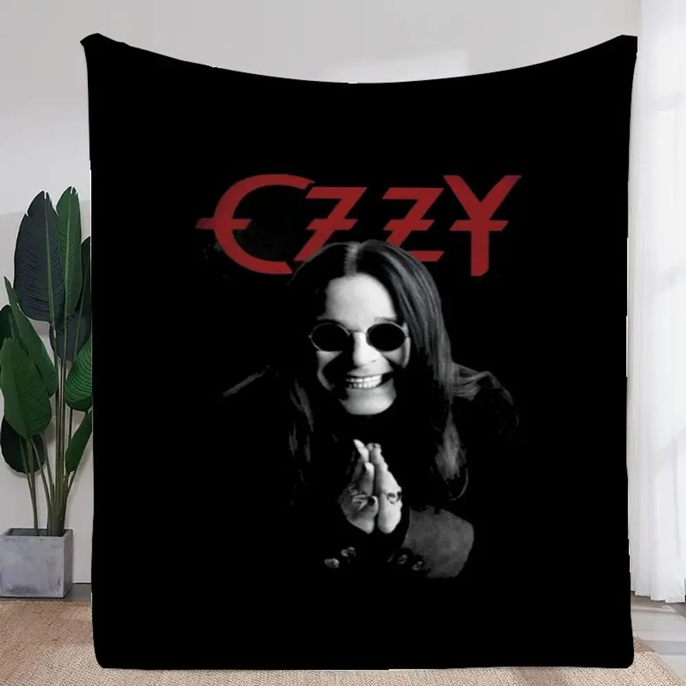 بطانية رمي باللونين الأبيض والأسود مستوحاة من OZZY Rock Star - تصميم دراماتيكي يتميز بشكل طويل الشعر مع نظارة شمسية مستديرة #1