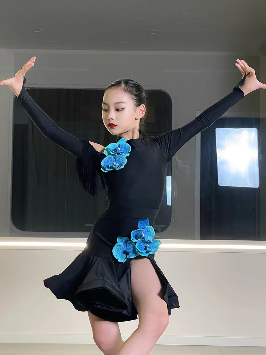 Nuovo vestito da ballo latino per ragazze Bambini Inverno Abiti da ballo latino per sala da ballo Abito da competizione a maniche lunghe nero fiore blu