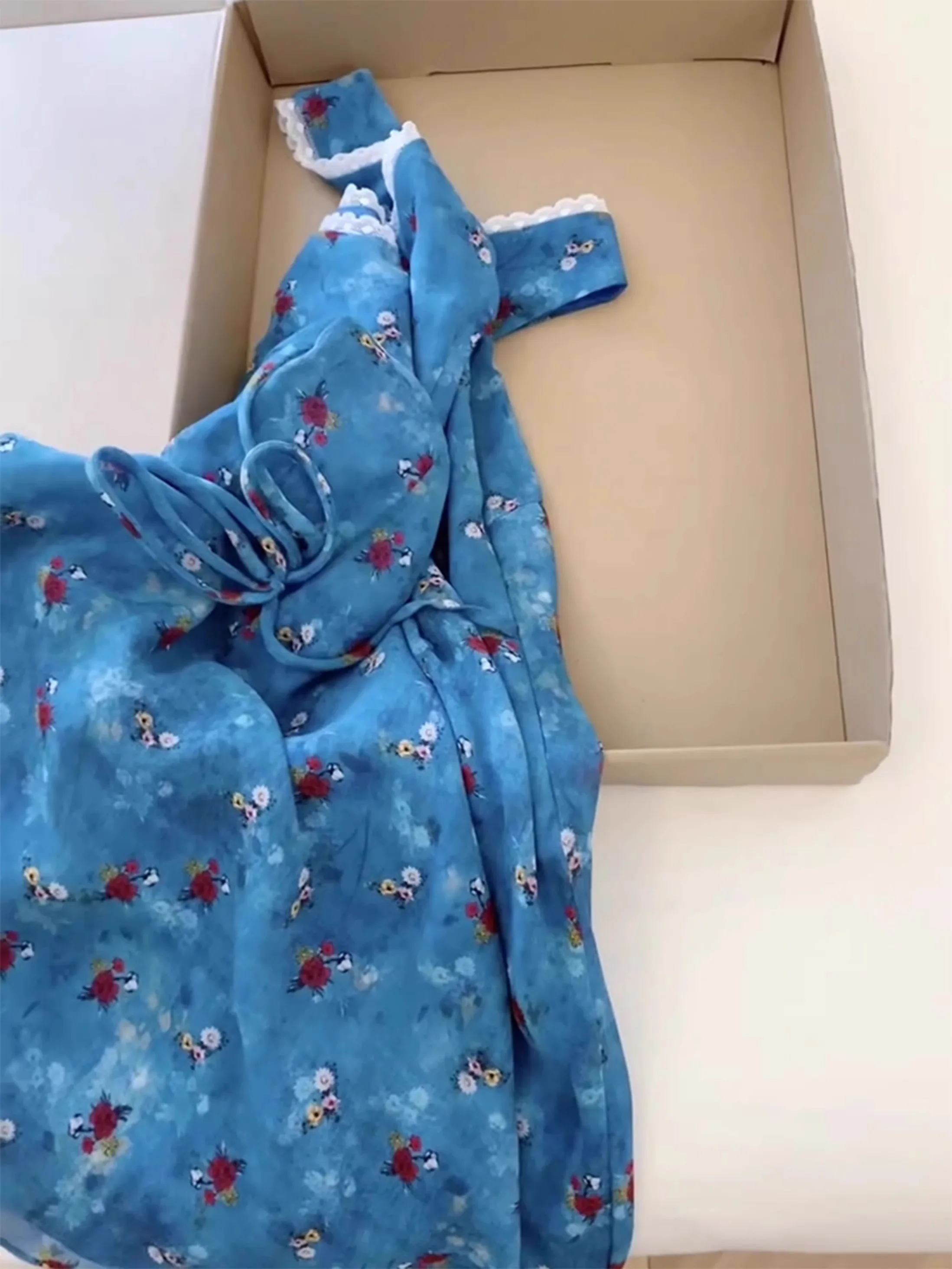 สไตล์ฝรั่งเศสสีฟ้าดอกไม้คอวีแขนกุดชุดสตรีลูกไม้เย็บปะติดปะต่ออารมณ์ A-Line ชุดเดรสวันหยุดฤดูร้อนชุดสั้น