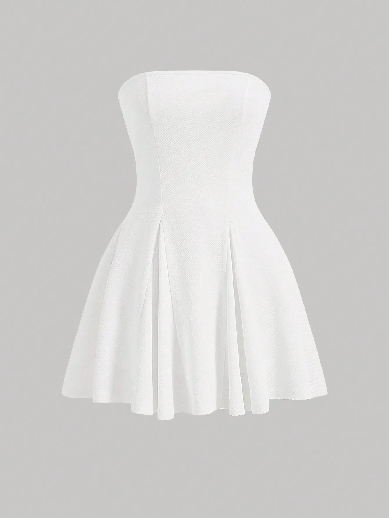 

Женское белое мини-платье без бретелек с плиссированной юбкой
