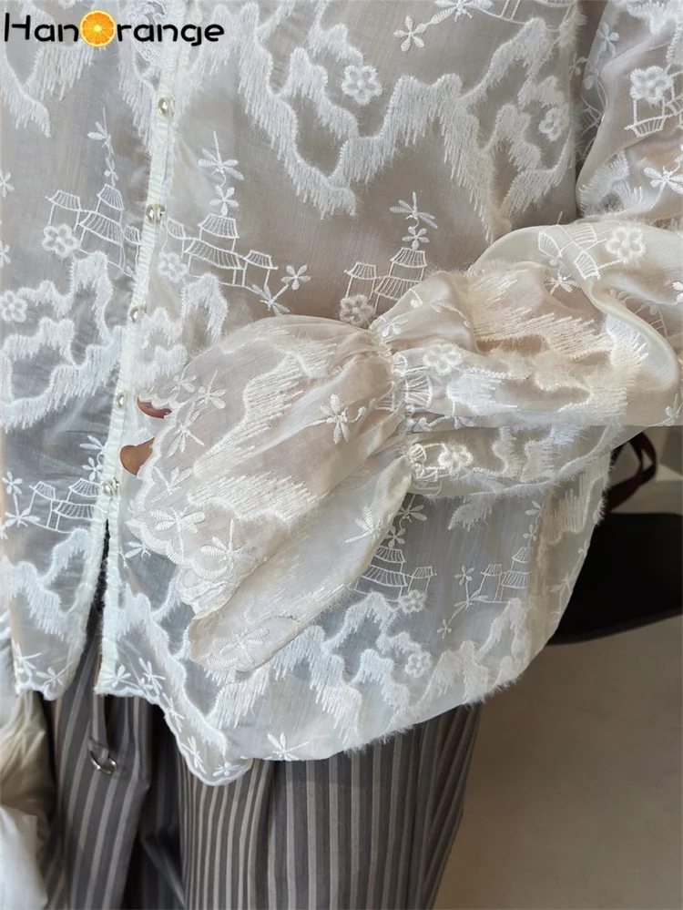 HanOrange 2026 أوائل الربيع الخامس الرقبة منظور التطريز الدانتيل قميص المرأة ثلاثية الأبعاد زر أعلى المشمش
