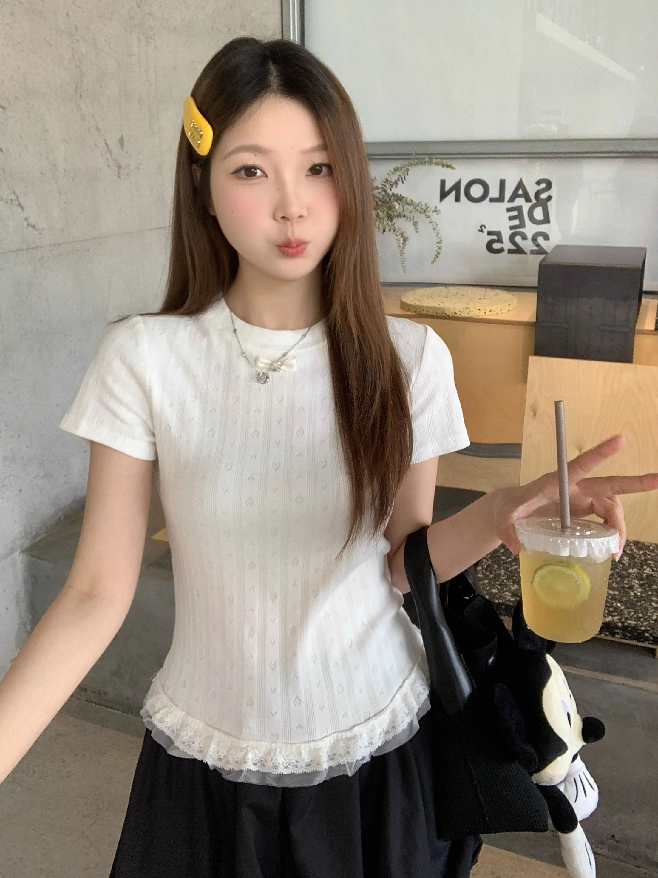 Damska bluzka plus size w koreańskim stylu, elegancka, z kwiatową koronką, wyszczuplająca, letnia, z okrągłym dekoltem i wiązaniem.