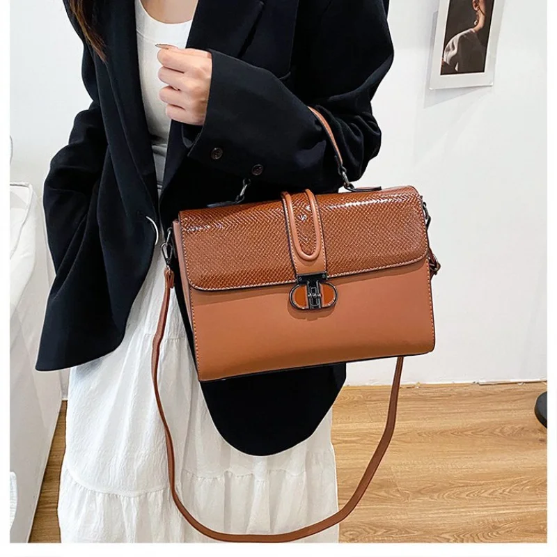 

Fashionable Ladies Crossbody-Bag Made Of Turquoise-Patterned Leather Featuring High-End Paris Commuter Daily Look​