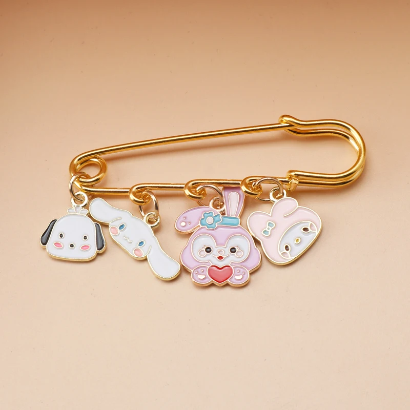 Kawaii القط كيتي الكرتون Kuromi الشيطان الصغير لطيف المعادن المينا امرأة الرجال على ظهره اكسسوارات أكياس شارة التلبيب مجوهرات الاطفال هدية