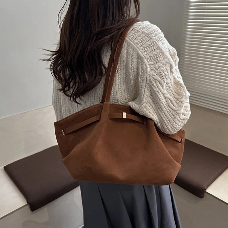 Vintage Wildleder-Schultertasche für Damen, minimalistische Tragetasche mit großem Fassungsvermögen, Retro-Schulterhandtasche für den täglichen Gebrauch und Reisen. – Detail 4