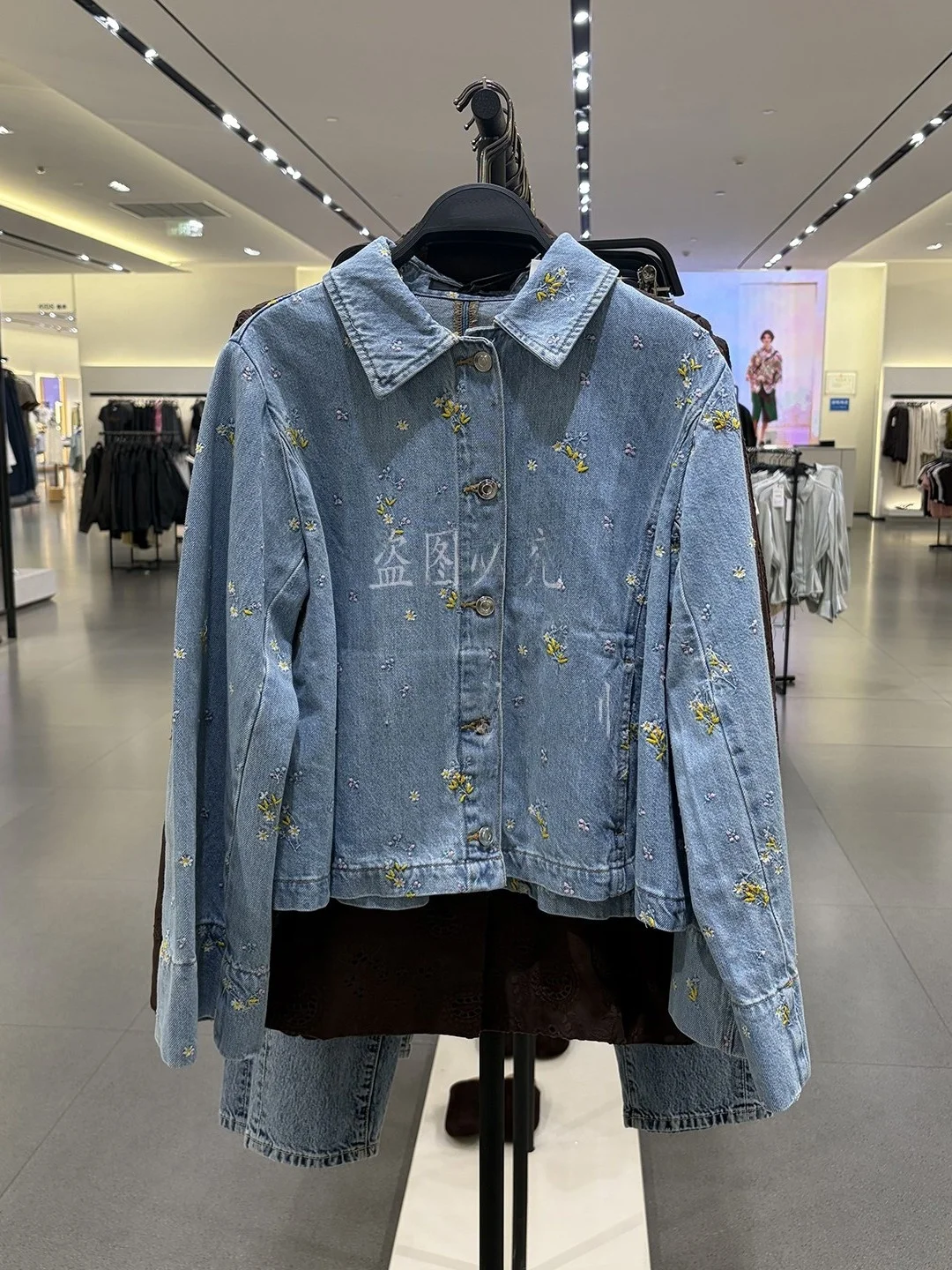 

Spring Summer New Style Women's Sweet Fashionable Loose Embroidered Flower Denim Jacket Casual Style Long Sleeve Button Closure