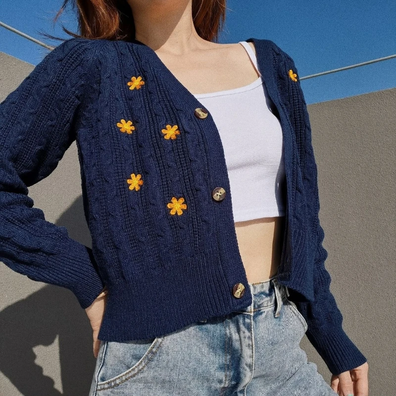 Leniwy haft kwiatowy, zapinany na guziki, ciasto smażone, kardigan dziergany, dekolt w serek, luźne, dopasowane, małe swetry, granatowe swetry.
