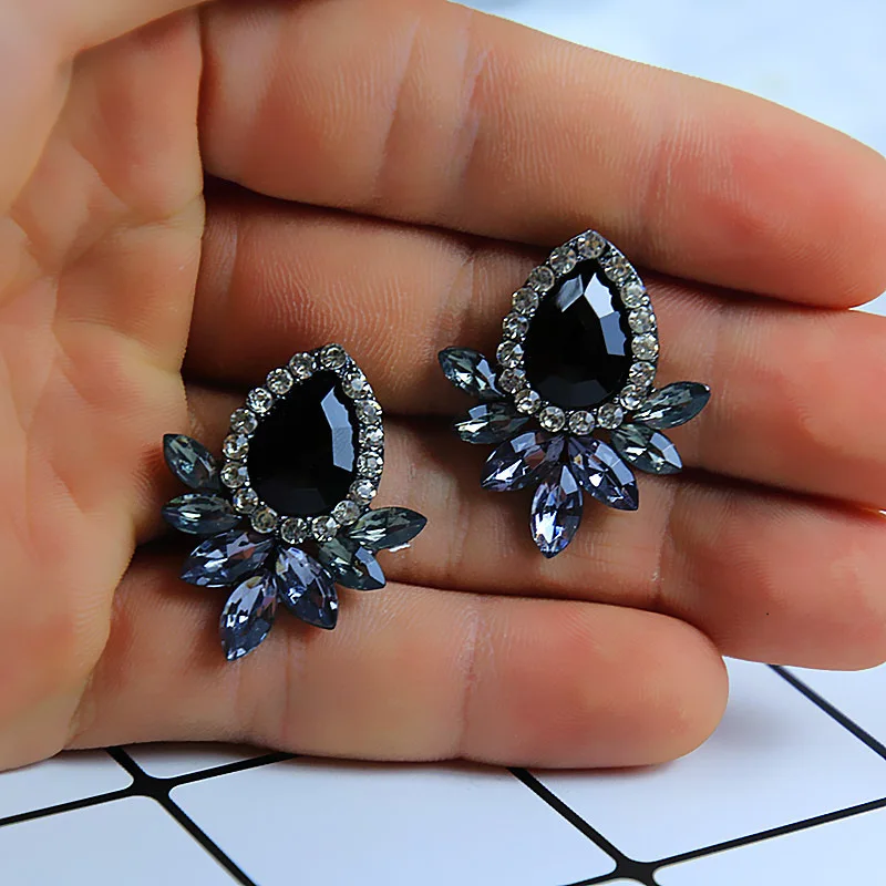 2023 Beautiful Flower Shape Crystal Stone Piercing Earrings Black Flower Rhinestone Stud Earrings Women Wedding Gift Jewelry