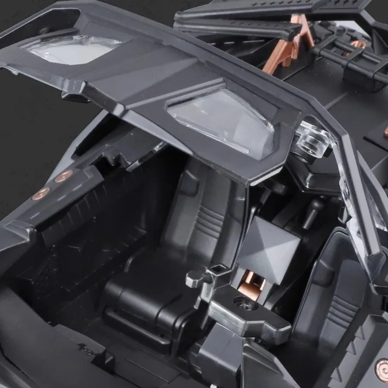 1:18 The Dark Knight Batman Batfighting Vehicle Tumbler Batmobile