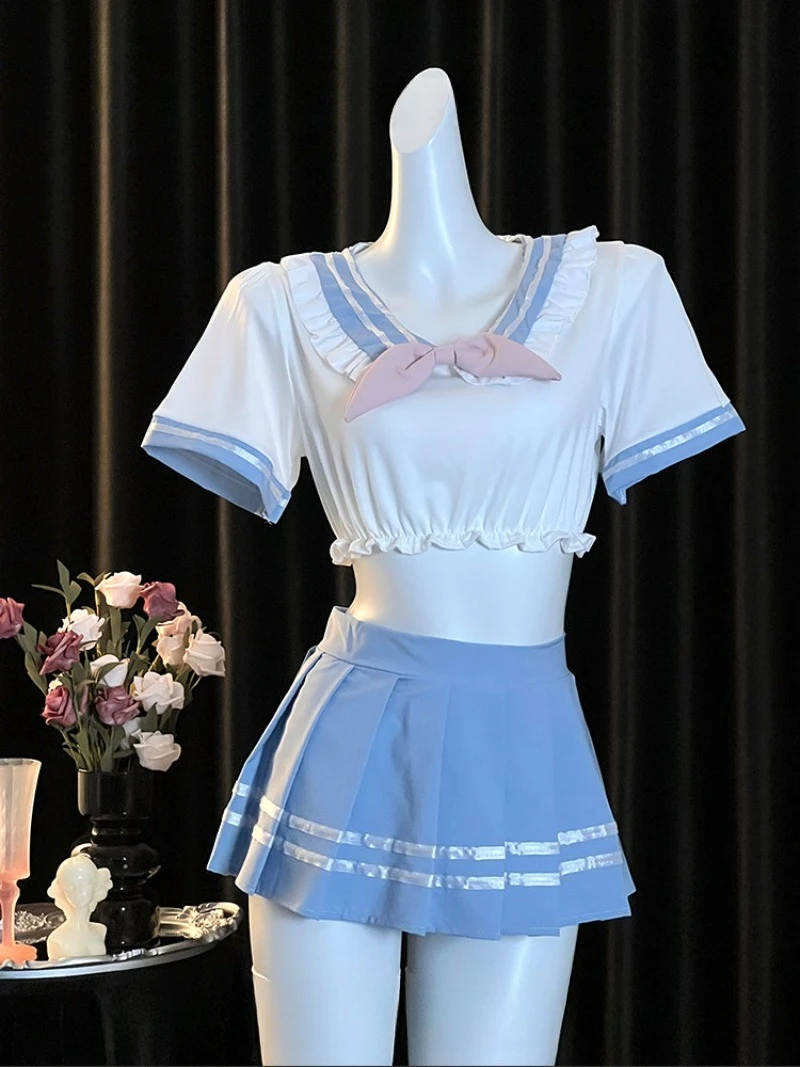 Sexy schoolstijl, zoete JK, puur studentenuniform, vrouwelijke plooirok verleidt paren op een date. Ontworpen om een speels te creëren