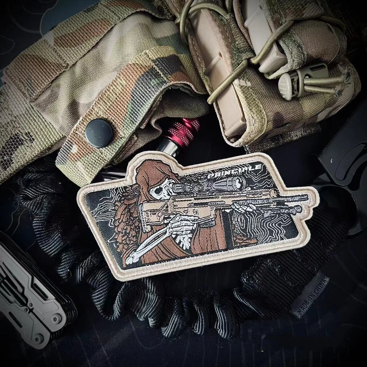 Patch tático especial do bordado do pelotão Patches de gancho e laço Guerreiro militar do crânio com arma Emblemas de moral Adesivos de mochila de