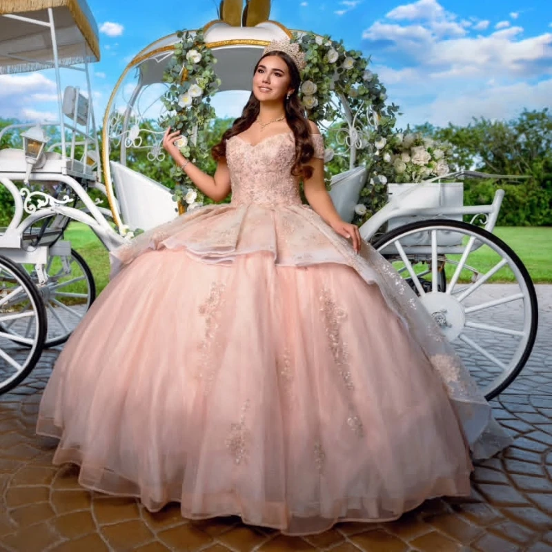 Abiti Quinceanera rosa lucido Abito da ballo con spalle scoperte Appliques Perline di pizzo Tull di cristallo Compleanno Payty Sweet 16 Dress Vestidos