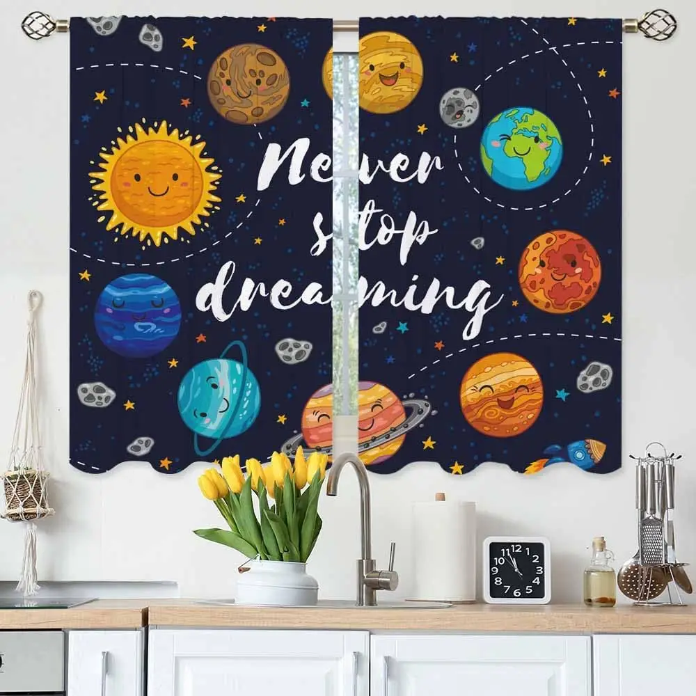 

Короткие шторы для кухни, ванной комнаты, кафе, маленьких окон с изображением планет, звездных скоплений, Солнечной системы, Луны, комет, Солнца и надписями.