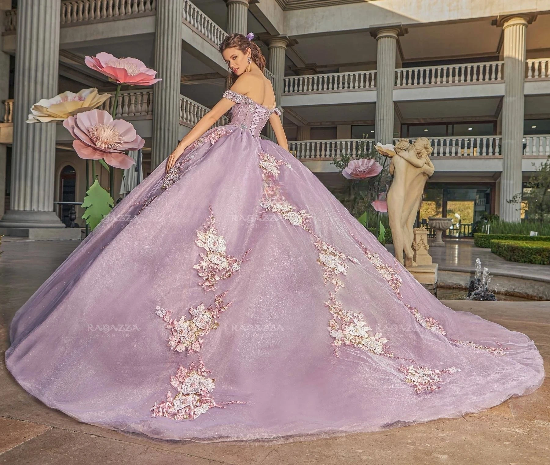 Lilac Charro Quinceanera Ball Gown ปิดไหล่ Tulle Appliques ไข่มุกเม็กซิกันหวาน 16 ชุด 15 Anos ที่กําหนดเอง