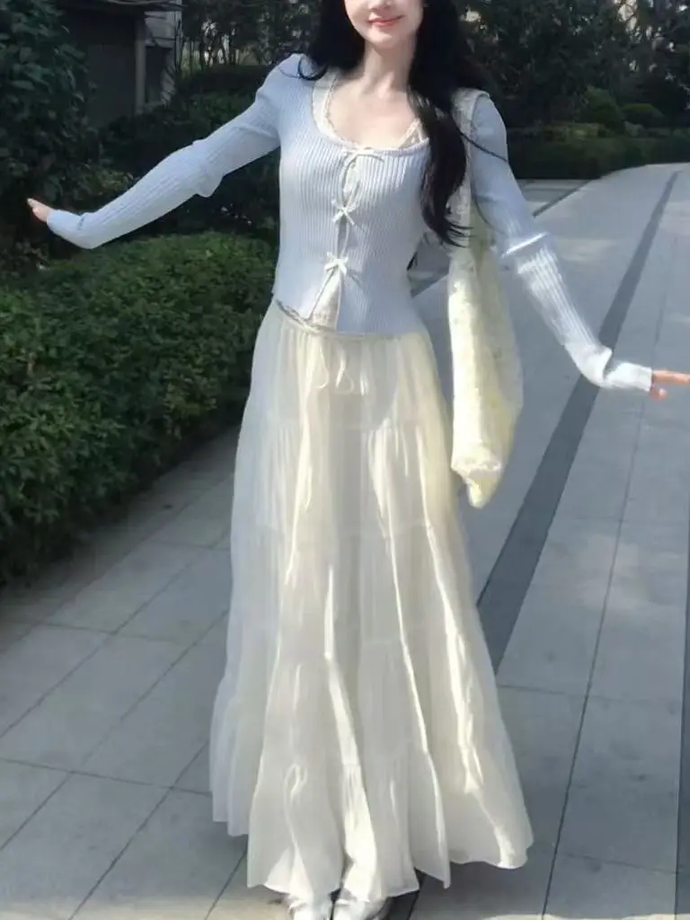 ชุดเสื้อถักไหมพรมสไตล์เกาหลีสีฟ้าอ่อนและกระโปรงสีขาวสำหรับผู้หญิง แฟชั่นชุดเซ็ต ผลิตในจีน