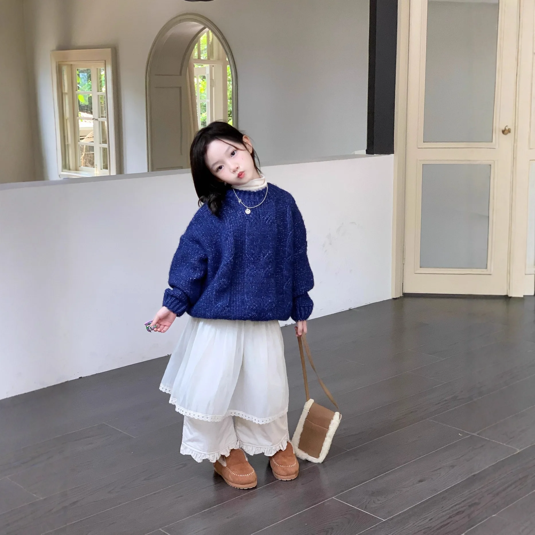 2025 autumn and winter new girls sweater little girl thickened inside wear foreign fashion top sweater Korean