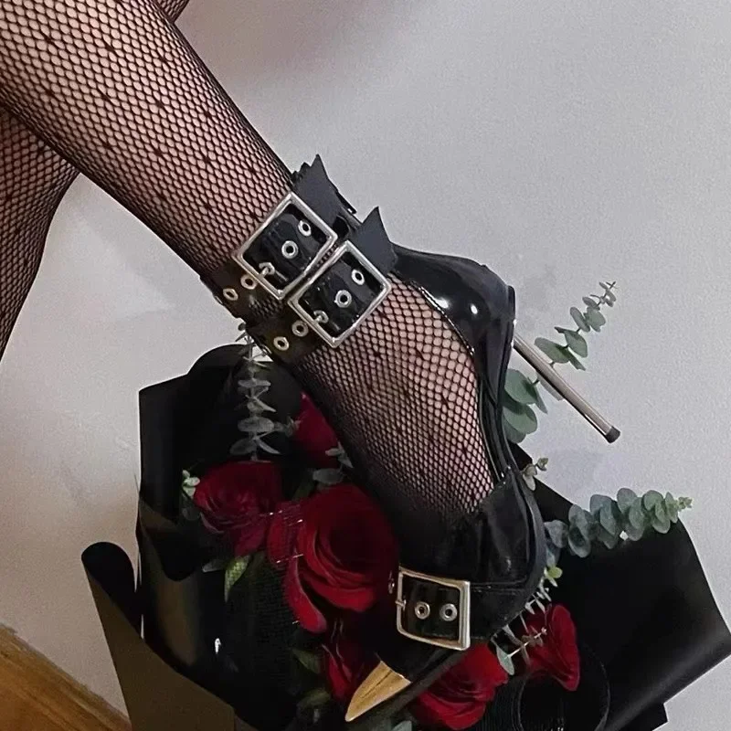 2024 primavera nuove scarpe singole da donna stile punk tacchi alti fibbia rivettata scarpe da donna di design di alta qualità in metallo