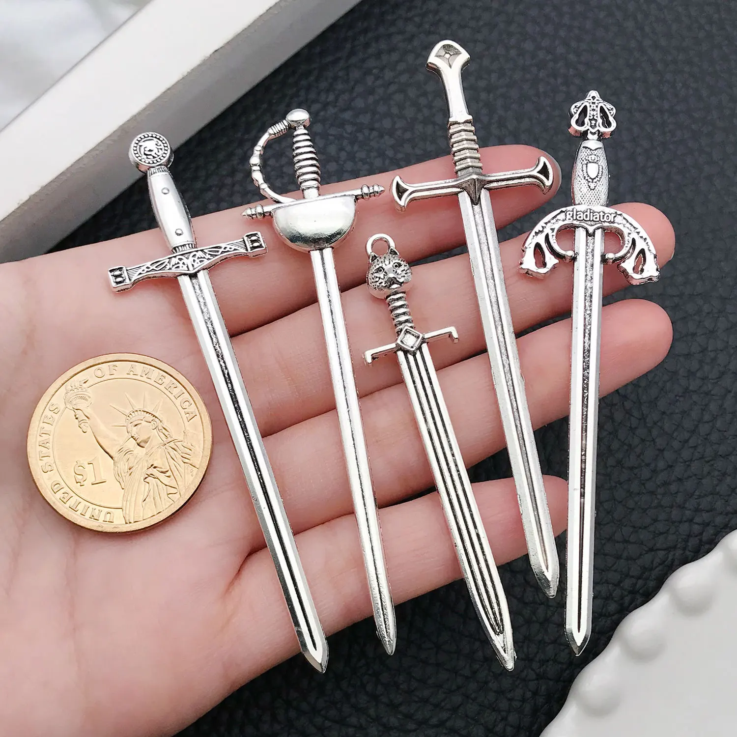 Conjunto de joyería hecho a mano de 5/10 piezas: colgantes de cuero con espada de caballero (idales para manualidades y proyectos creativos).
