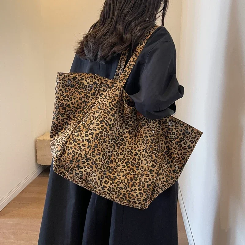 Borsa a tracolla in tela di grande capacità con stampa leopardata alla moda 2024 borsa a tracolla Casual da donna multifunzionale di vendita calda