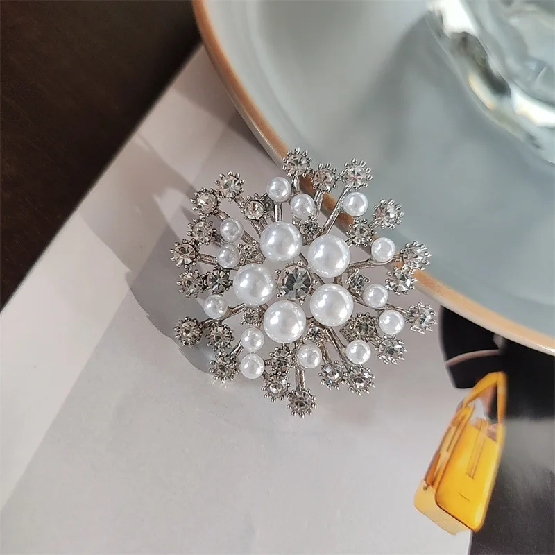 Snowflake Pearl Shining Maple Leaf Brooches Elegant Rhinestone Pin Fashion Clothes Jewelry Beautiful Wedding Party Accessories